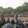 Aparat Diduga Biarkan Ormas 'Pukul' Demonstran, Aktivis: Taktik Orde Baru yang Berbahaya!
