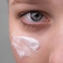 Mengapa Mata Terasa Perih saat Berkeringat saat Memakai Sunscreen dan Bagaimana Cara Mencegahnya?