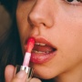 Lip Tint vs Lip Stain vs Lip Glaze, Apa Bedanya? Kenali Fungsi dan Hasilnya