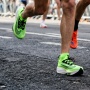 Kenapa Sepatu Lari Berwarna Mencolok dan Terang? Alasannya Lebih dari Sekadar Gaya-gayaan