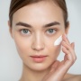 Bagaimana Cara Membedakan Moisturizer yang Menyumbat Pori dengan yang Merangsang Jerawat?