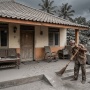 Jangan Asal Sapu! Ini 6 Cara Bersihkan Rumah dari Abu Vulkanik Gunung Anak Krakatau