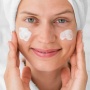 3 Rekomendasi Moisturizer Pemudar Flek Hitam dan Garis Senyum Usia 40 Tahun
