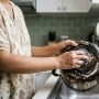 8 Cara Mudah Membersihkan Panci Gosong dan Berkerak agar Kembali Kinclong