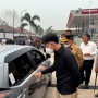 'Tunggu ya, Pak. Maaf ya,' Gibran Mendadak Temui Warga yang Antre BBM di SPBU Palangka Raya