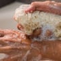 Sabun Apa yang Bisa Mencerahkan dan Memutihkan Badan? Ini 3 Pilihan Terjangkau