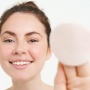 5 Cara Sterilkan Puff Cushion Setelah Dipakai di Kulit Berjerawat Aktif agar Tetap Higienis