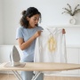 7 Cara Menghilangkan Noda Bekas Setrika yang Nempel di Baju dengan Mudah