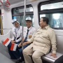 Momen Presiden Prabowo Duduk Bareng Siswa saat Jajal LRT Rute Kelapa Gading-Manggarai