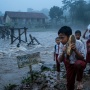 Sepatu Ajaib Menyeberangi Sungai