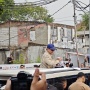 Prabowo Bagi-bagi Kaus dari Sunroof Mobil, Warga Manggarai Histeris Rebutan