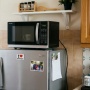 Apakah Aman Menaruh Microwave di Atas Kulkas? Hati-Hati, 4 Bahaya Ini Mengintai Dapur