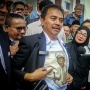 Aksi Nyentrik Roy Suryo di Sidang Perdana: Bawa Wayang Petruk hingga Pamer Kaos Gambar Jokowi