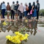 Operasi SAR Berakhir, Keluarga 5 Jurnalis Tabur Bunga di Pantai Pagedongan