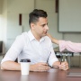 Toxic Positivity di Tempat Kerja: Siapa yang Sebenarnya Diuntungkan?