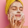 Bantu Cerahkan Wajah Kusam: 5 Facial Wash Berbahan Vitamin C & Niacinamide