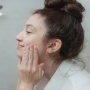 4 Low pH Cleanser Berbahan Probiotic Buat Perkuat Skin Barrier Kulit Kering