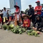 Bawa Kentongan Hingga Kenakan Topi Caping, Massa Hari Tani Nasional Mulai Padati Depan Gedung DPR