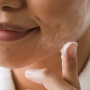 5 Cara Mengatasi Kulit Wajah Makin Berminyak di Siang Hari Setelah Pakai Moisturizer