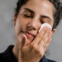 Urutan Pemakaian Air Mawar, Moisturizer, dan Sunscreen di Pagi Hari yang Tepat