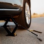 Bagaimana Dongkrak Hidrolik Kecil Sanggup Mengangkat Mobil yang Berat Menurut Hukum Pascal?