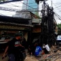 5 Tahun Dibiarkan Semrawut, Kabel di Kuningan Barat Bikin Pengendara Sering Terpeleset!