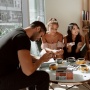 Nongkrong Cuma Ngopi tapi Bayar Ratusan Ribu? Waspada Jebakan Teman yang Doyan Gaslighting!