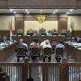 Jaksa KPK Tunjukkan Uang Sitaan Hampir Rp11 Miliar dalam Sidang Kasus Haji: Bapak Kenal?
