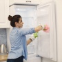5 Tips Menghilangkan Jamur Membandel dan Berbau di Pintu Kulkas
