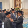Momen Bahlil Rapihkan Dasi hingga Senyum Semringah Saksikan Sarmuji Dilantik Menperin