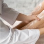 Angkat Sel Kulit Mati! Ini 5 Body Scrub Kelapa untuk Kulit Halus dan Lembap