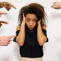 Membongkar Crab Mentality: Saat Perempuan Dipaksa Berebut Sisa Sumber Daya