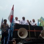Naik Mobil Komando, Pimpinan DPR Bareng Kapolri dan Andi Gani Temui Massa Buruh di Senayan