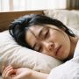 Kenapa Ada Orang Tidur dengan Mata Sedikit Terbuka? Ini 5 Penyebabnya!