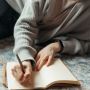 Jeda Pikiran Lewat Journaling: Seni Menumpahkan Isi Kepala di Atas Kertas