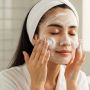 Bebas Kulit Ditarik! Ini 4 Essence Cleanser Bikin Wajah Bersih dan Lembap