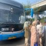 Bus Trans Jakarta Mogok Keluar Asap dari Mesin, Penumpang Terlantar di Pinggir Tol