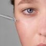 Apakah Retinol Bisa Menghilangkan Bekas Jerawat dan Flek Hitam?