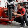 Awas Fatal! Ini Bahaya Tersembunyi Tukar Posisi Ban Depan dan Belakang Motor