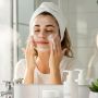 Bebas Kusam! 5 Face Wash Anti-Pollution Pelindung Kulit dari Polusi Kota