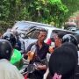 Semua Happy saat BBM Langka, Bapak Ini Bagi-bagi Tuak ke Pengantre Pertalite di Bali