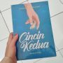 Terjebak di Tengah Masa Lalu yang Belum Usai dalam Novel Cincin Kedua