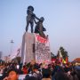 Momen Mahasiswa Pasang Spanduk '5 Tuntutan' Raksasa di Monumen Tugu Tani
