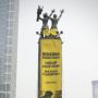 Greenpeace Bentangkan Spanduk di Monumen Selamat Datang: Hidup Makin Susah, Apa Kerja Pemerintah?