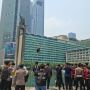 Dibantu Damkar, Aktivis Greenpeace Turun dari Tugu Selamat Datang dengan Flying Fox