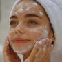 Cegah Iritasi! 4 Low pH Cleanser Buat Remaja untuk Perkuat Skin Barrier
