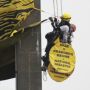 Di Balik Aksi Greenpeace: Sigap Copot Spanduk, Lambat Tangani Karhutla