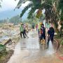 Skema Padat Karya Bersihkan Lumpur Banjir Padang, Warga Dapat Insentif