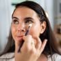 Cara Menutup Flek Hitam dengan Concealer dan Cushion Tanpa Terlihat Tebal