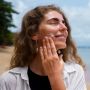 9 Rekomendasi Sunscreen Lokal yang Tidak Bikin Sumuk saat Cuaca Panas Lembap